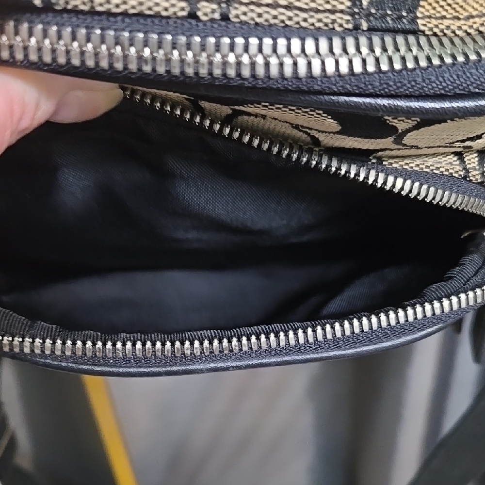 Coach Black and Cream Messenger Bag Signature Style (Camera Bag) NWOT - Picture 5 of 11